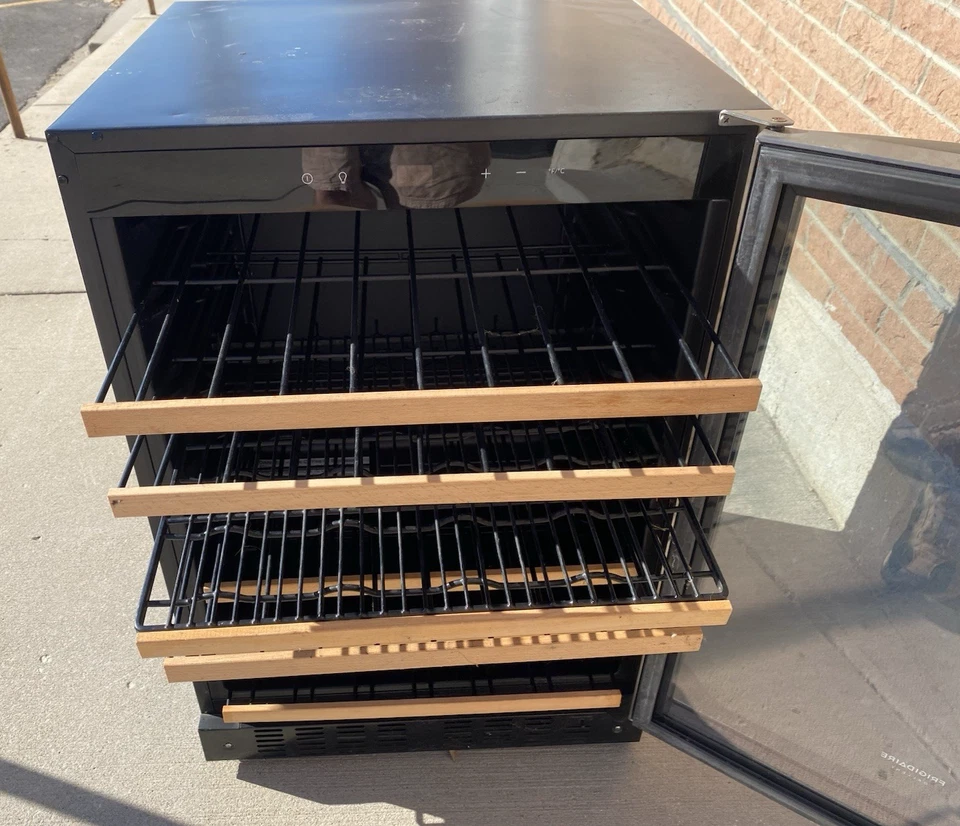 Enfriador de vino de 52 botellas Frigidaire Gallery FGWC52L3TS Foto 4 de 4