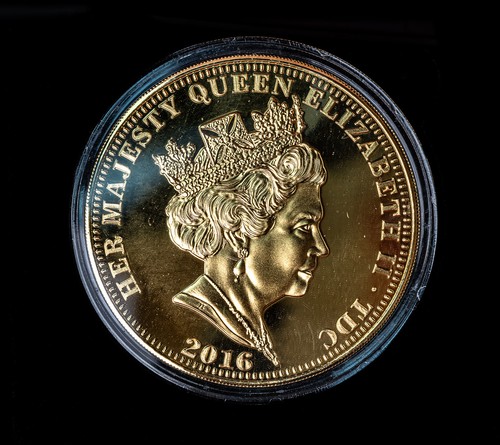 Queen Elizabeth II 90th Birthday Five Crowns Coin – Limited Edition Collectible - 第 3/6 張圖片