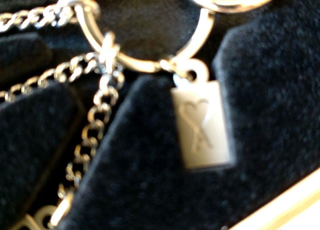SALE【AMI】ロゴチャーム キーリング Ami Paris Logo Keyring Boxed Novelty AMI VIP Limited Edition