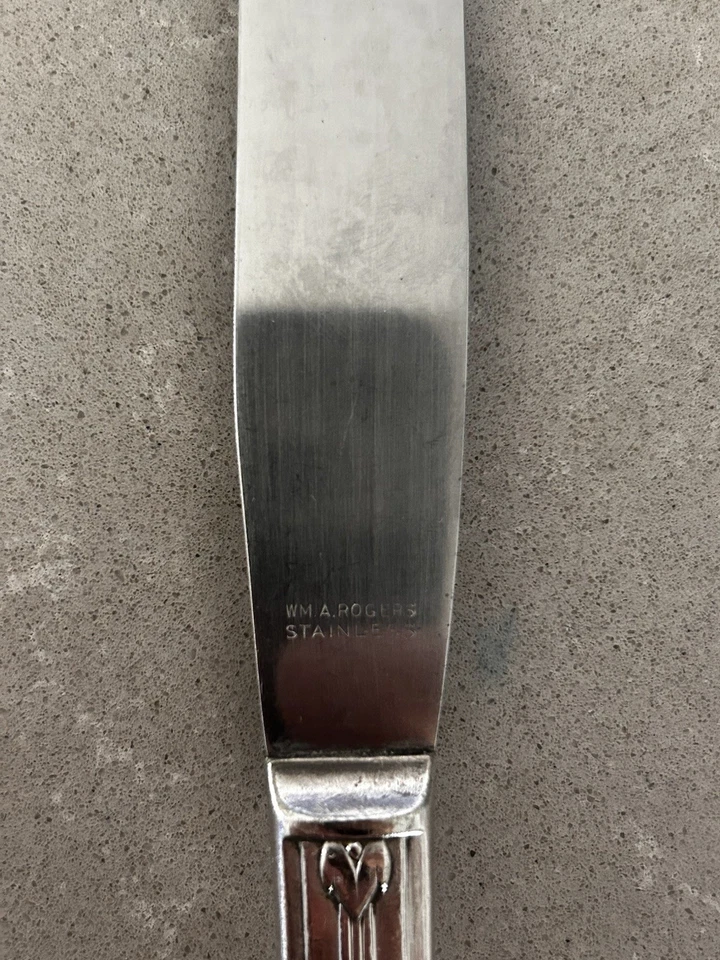 Wm A Rogers vintage 1939 Celebrity  Wild Rose silver plated dinner knife - Image 4 of 4