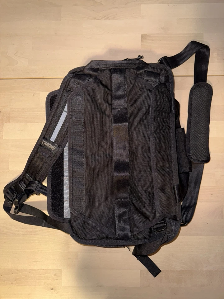 Mochila o bolso de hombro híbrido cromado Foto 2 de 3