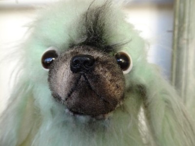 Vintage, Pekingese, Plüschhund, feste Position, grüne & graue Farbe, möglicher Haarschnitt.