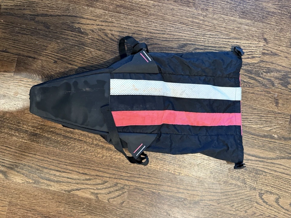 APIDURA Rapha 马鞍包 黑色 Hi Vis 粉红色 状况良好 — 第 3/4 张图片