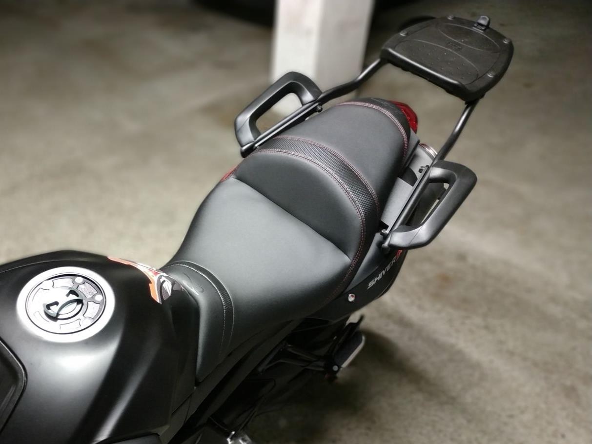 Housse de selle Shiver 750 Aprilia avec revêtement HSD anti-glisse pour un pilotage stable