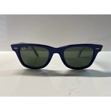 Ray-Ban Wayfarer sunglasses. Exterior frame color in blue interior floral Print