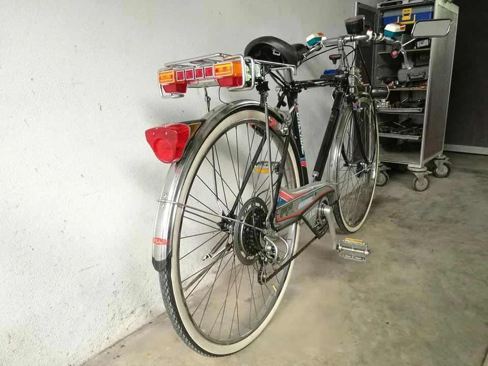 Luz trasera y intermitente Sanyo BT-310 NOS Japón ciclo intermitente raro y de colección Foto 2 de 4