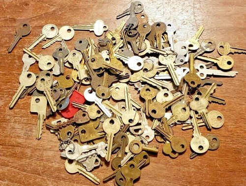 LOT OF 125 VINTAGE ASSORTED KEYS - Picture 4 of 6