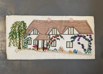 Vintage besticktes reetgedecktes Landhaus Willow Tree Gartenbild Cottagecore