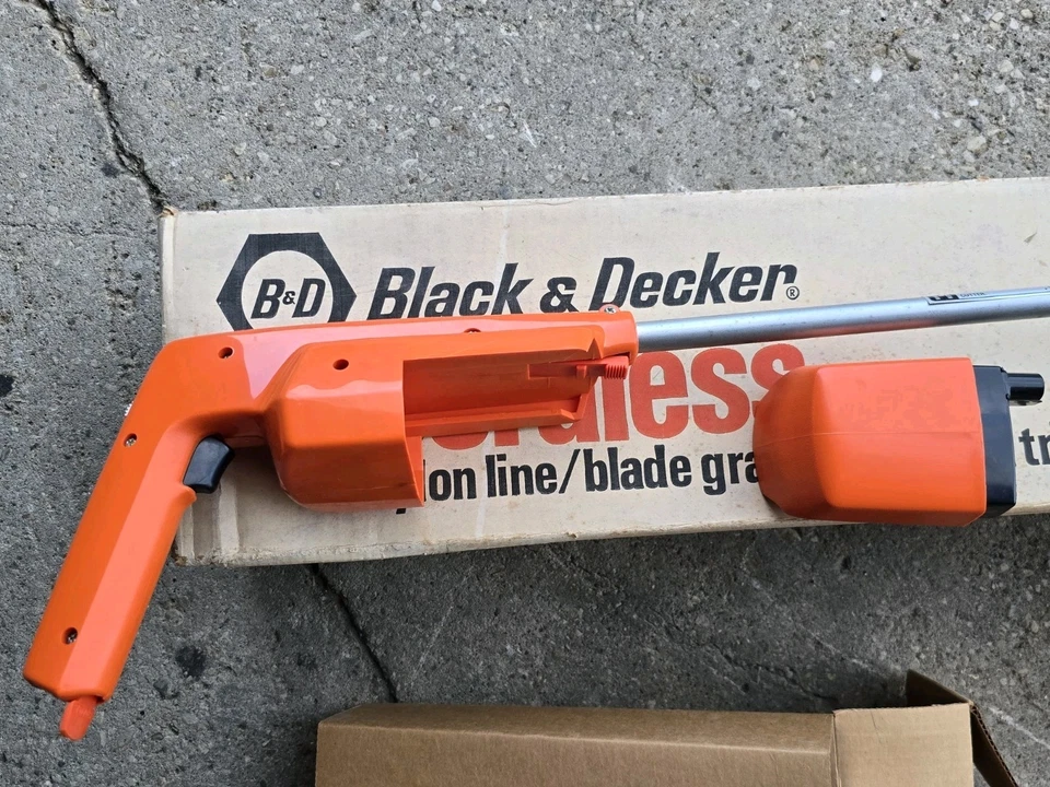 Vintage NOS Black & Decker Cordless Weed Trimmer Model 8260 NEW - Image 2 of 4