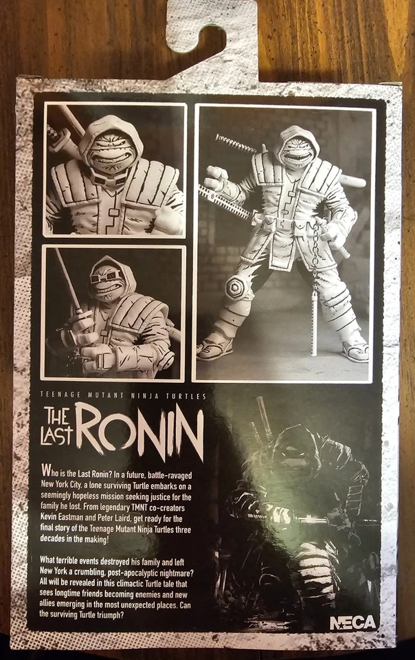 Figura de acción Neca Teenage Mutant Ninja Turtles The Last Ronin 7 en negro blanco  Foto 3 de 3