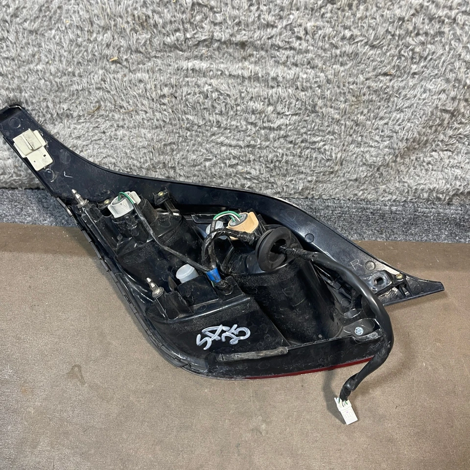 Luz trasera exterior lateral del pasajero derecho Lexus SC430 2002-2005 FABRICANTE DE EQUIPOS ORIGINALES Foto 4 de 4