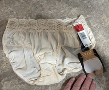 VINTAGE OLGA SCOOP PANTY   SIZE 5. .