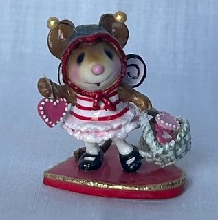 WEE FOREST FFOLK VALENTINE DAY BEE WITH BASKET