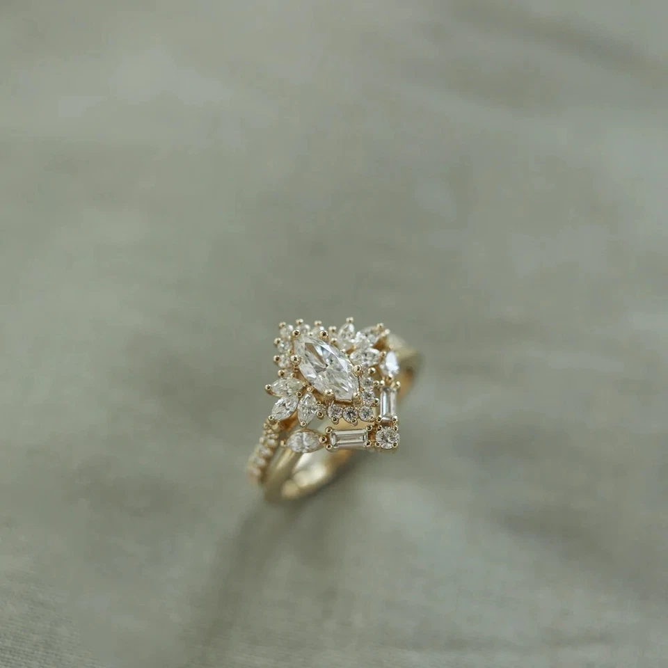 Juego de 2 anillos de boda únicos de moissanita de corte marquesa de oro amarillo macizo de 14 K TCW Foto 2 de 4