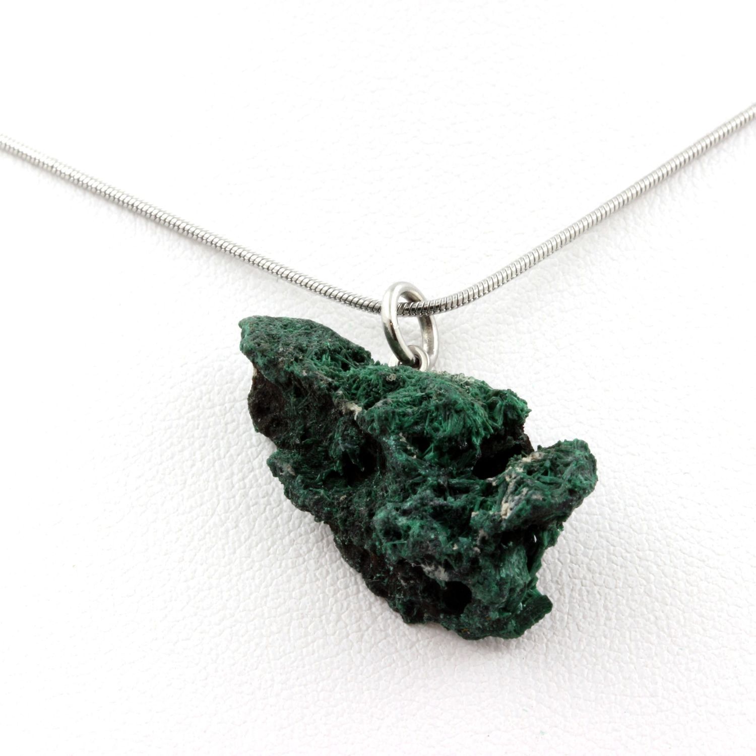 Collier en Malachite brute 18.69 ct de Kipushi, un bijou de prestige