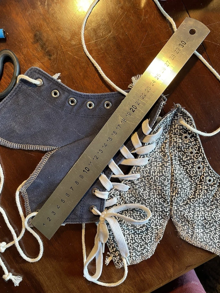 Top corsé Converse rediseñado - cuello halter hecho a mano (talla S) Foto 3 de 4