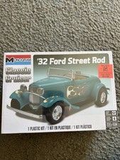 Monogram '32 Ford Street Rod Classic Cruiser Level 4 1:25 Age 12 Model Kit