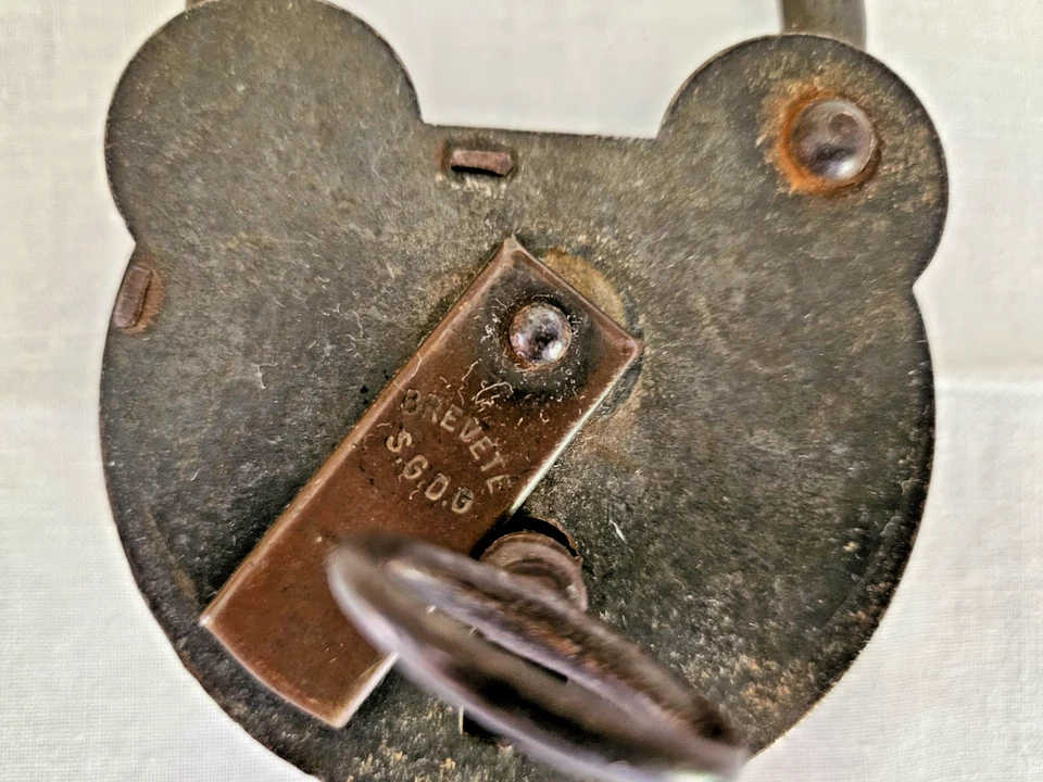 ANCIEN GRAND CADENAS EN FER FORGE  AVEC LA CLEF H 10.50 CM - Photo 2/4