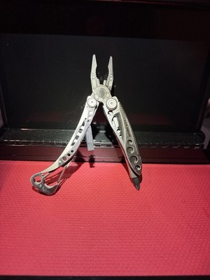 Leatherman Skeletool Multi-Tool Silver Stainless Steel 7 Tools Lightweight