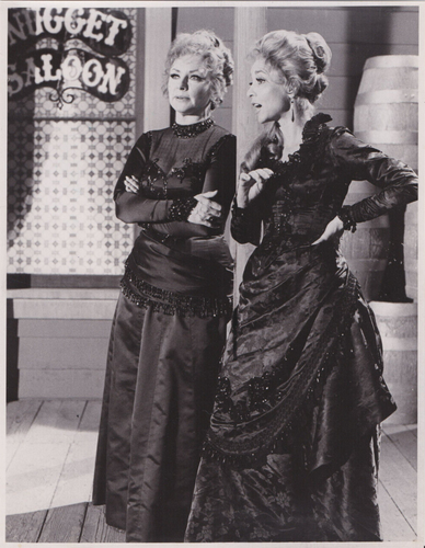 1970 Pressefoto Schauspielerin Amanda Blake und Beverly Garland in "Gunsmoke"-TV-Show