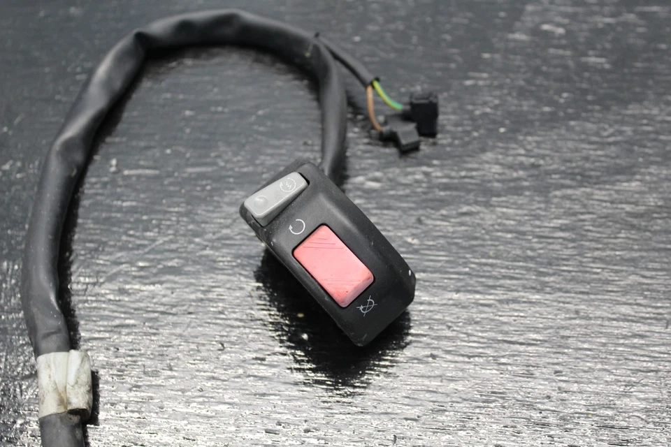 04-08 YAMAHA YZF R1 CLIPE DIREITO NA ALÇA KILL OFF INTERRUPTOR DE PARTIDA 2004 07 2007 05  - Imagem 3 de 4