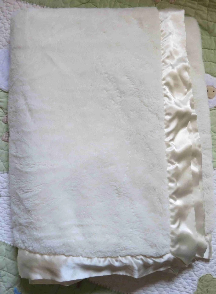 Manta Little Giraffe at Home blanca marfil esponjosa con borde satinado usada en excelente estado hermosa Foto 2 de 4