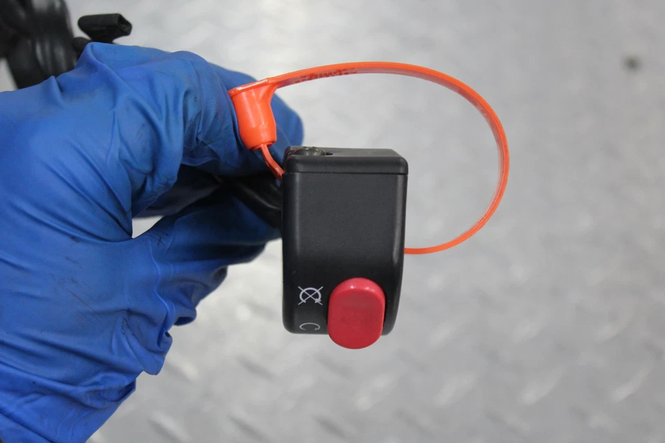 2001 TRIUMPH SPEED ТРОЙНОЙ ПРАВЫЙ ЗАЖИМ НА РУЧКЕ ВЫКЛЮЧАТЕЛЬ ЗАПУСКА ПЕРЕКЛЮЧАТЕЛИ - Изображение 3 из 4