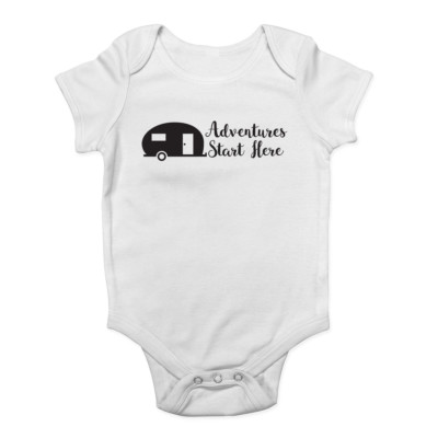 Adventures Start Here Wohnwagen Jungen und Mädchen Baby mitwachsende Weste Body