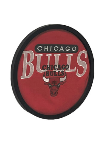 Vintage années 80 Chicago Bulls brodé appliqué dans un étui en bois rond blanc 12x12. - Photo 1 sur 2
