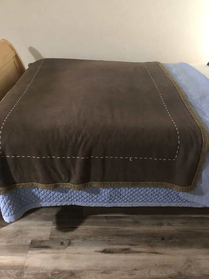 Manta trasera Woolrich Home de piel sintética y gamuza sintética verde oliva/marrón 50x70" Foto 3 de 4