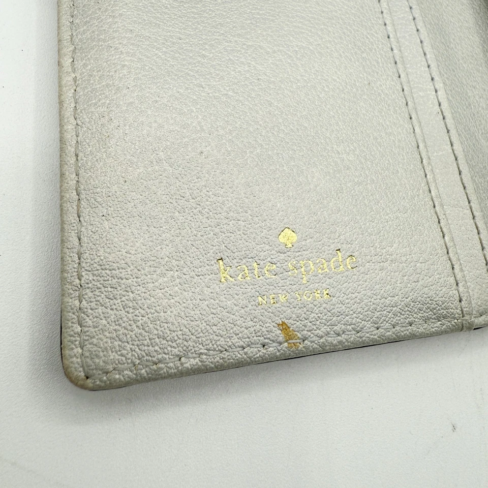 Cartera larga Kate Spade New York brillante tarjetero plateada doble pliegue Foto 4 de 4