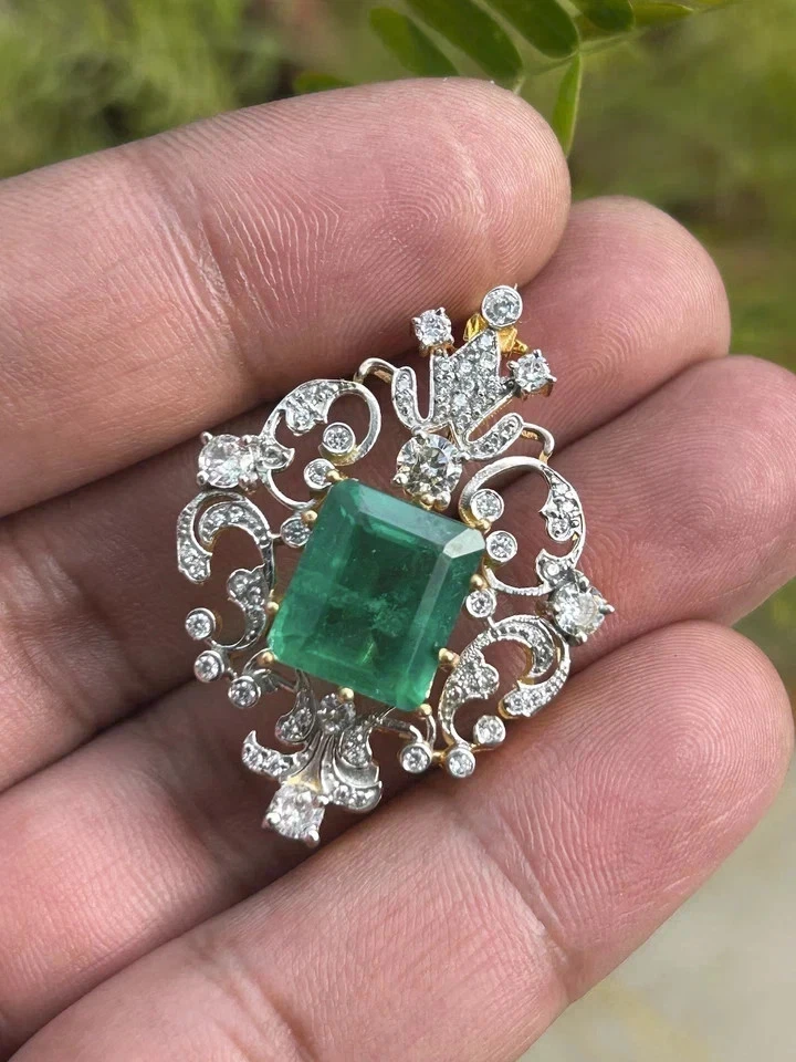 Broche prendedor Art Deco esmeralda simulada corte esmeralda de 4 quilates chapado en oro de dos tonos de 14 quilates Foto 2 de 4