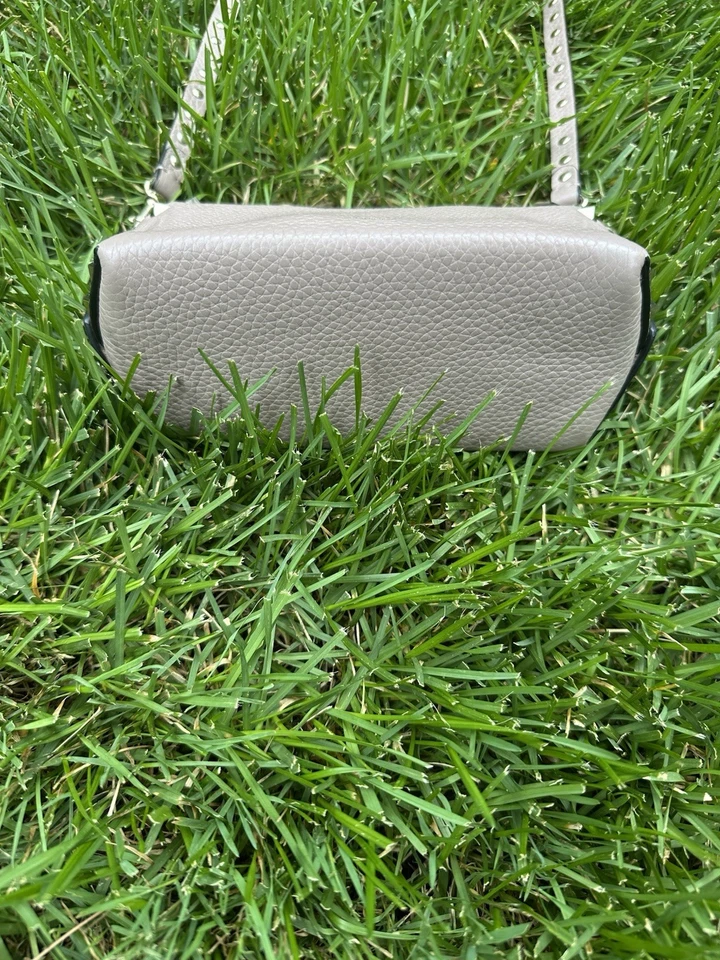 Bolsa tiracolo feminina Valentino Garavani pequena Rockstud couro de bezerro granulado - Imagem 3 de 4