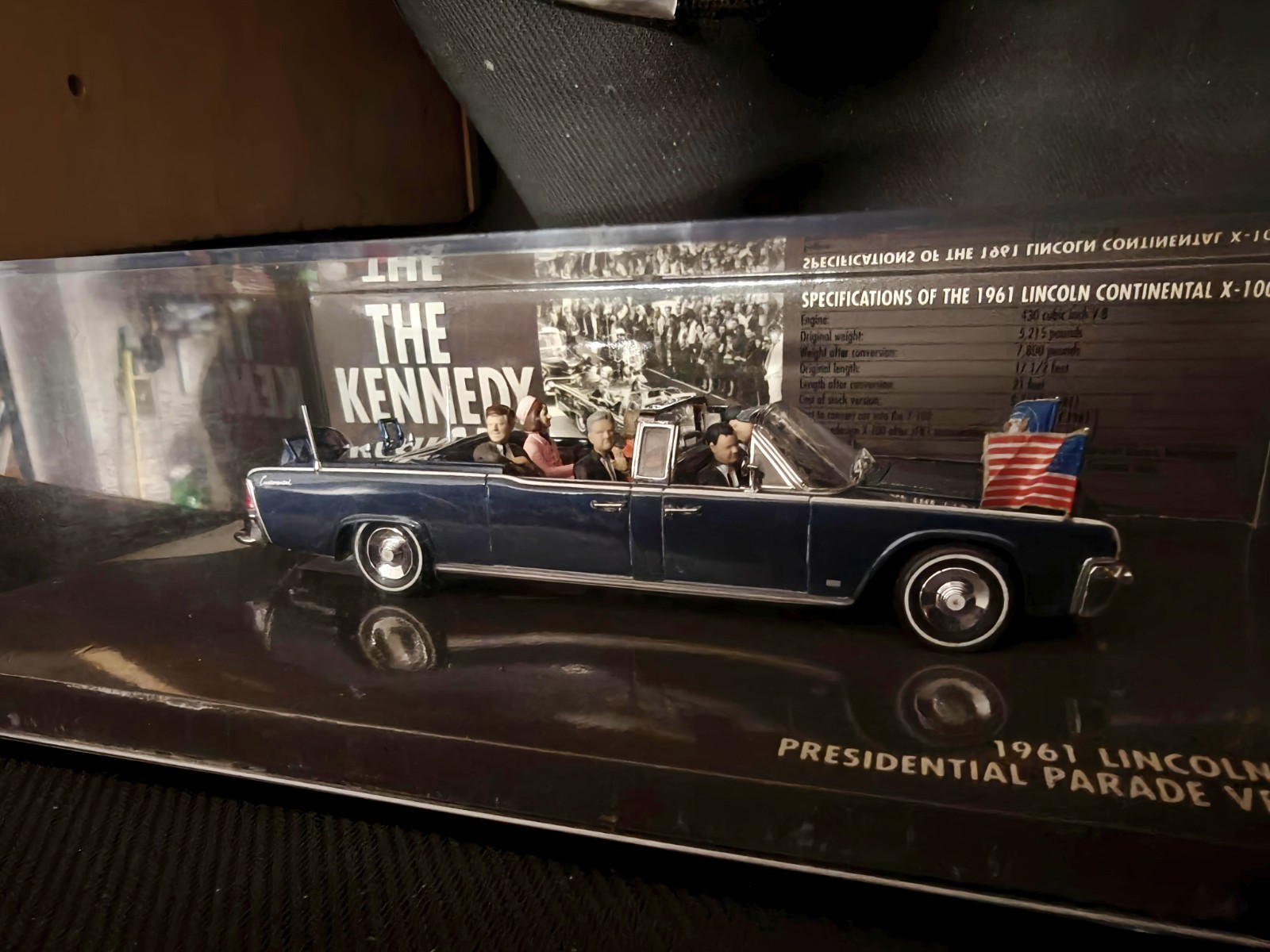 The Kennedy Car 1961 Lincoln Continental Presidential X-100 Minichamps 1/43 Case