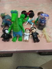 ANKYO Cool Crocodile Plastic Toy Figure with Ice Cream Cone & 11 More Toys
