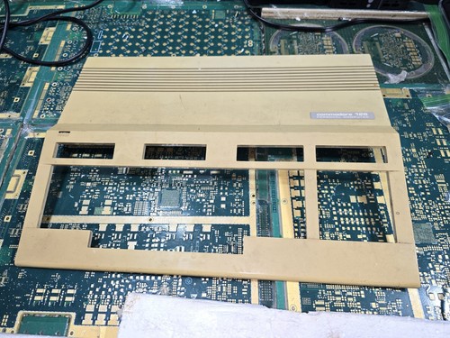 Commodore C128 Exact Top Cover ONLY-**DARKENED***-Intact-Just OK-PARTS-READ ALL - Afbeelding 4 van 19