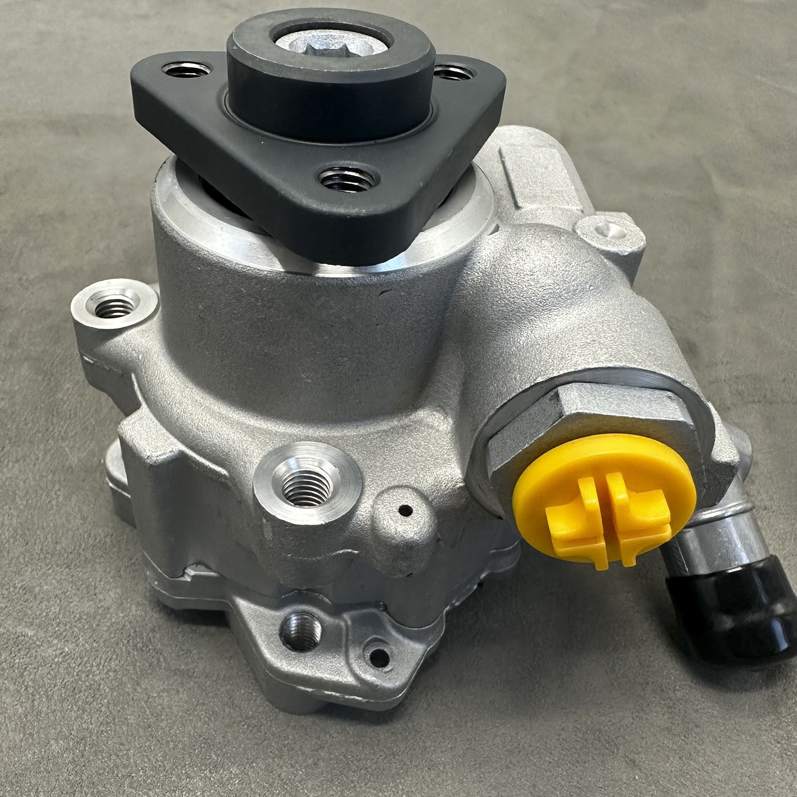 Power Steering Pump W/PULLEY 670034747 for Maserati Levante 2017-2020