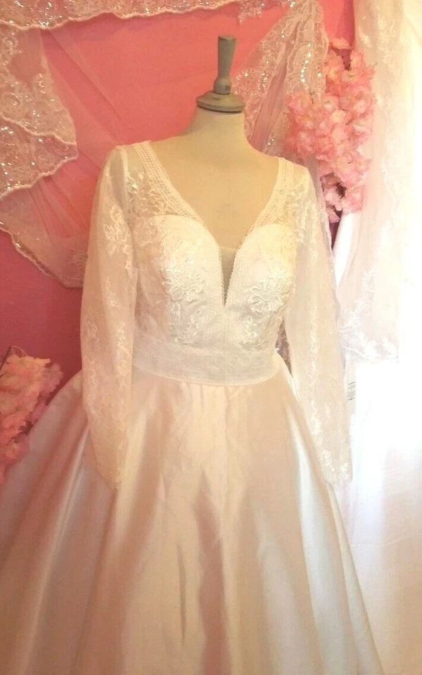 WEDDING DRESS PLUS SIZE V-NECK LONG SLEEVE CHAPEL TRAIN SATIN LACE (SIZE UK18) - Image 2 of 4