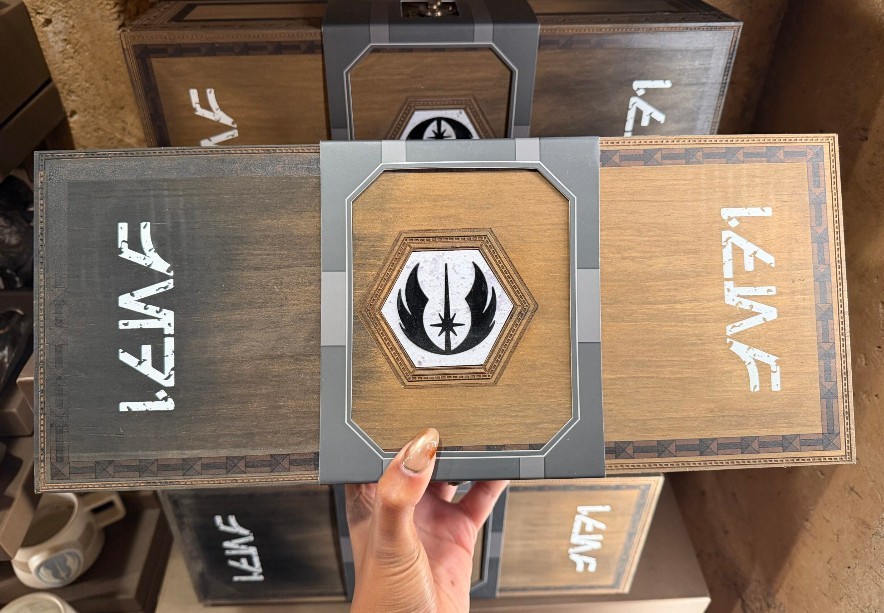 Newdisney parks star wars galaxys edge jedi lightsaber hilt storage box only