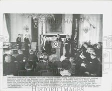 1963 Press Photo Justice Felix Frankfurter Receives Medal of Freedom, Washington