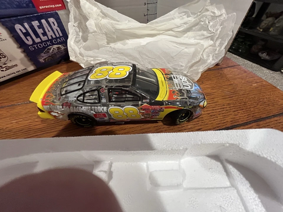 Action Dale Jarrett #88 UPS 2001 Ford Taurus coche de stock transparente 1/24 Foto 2 de 4
