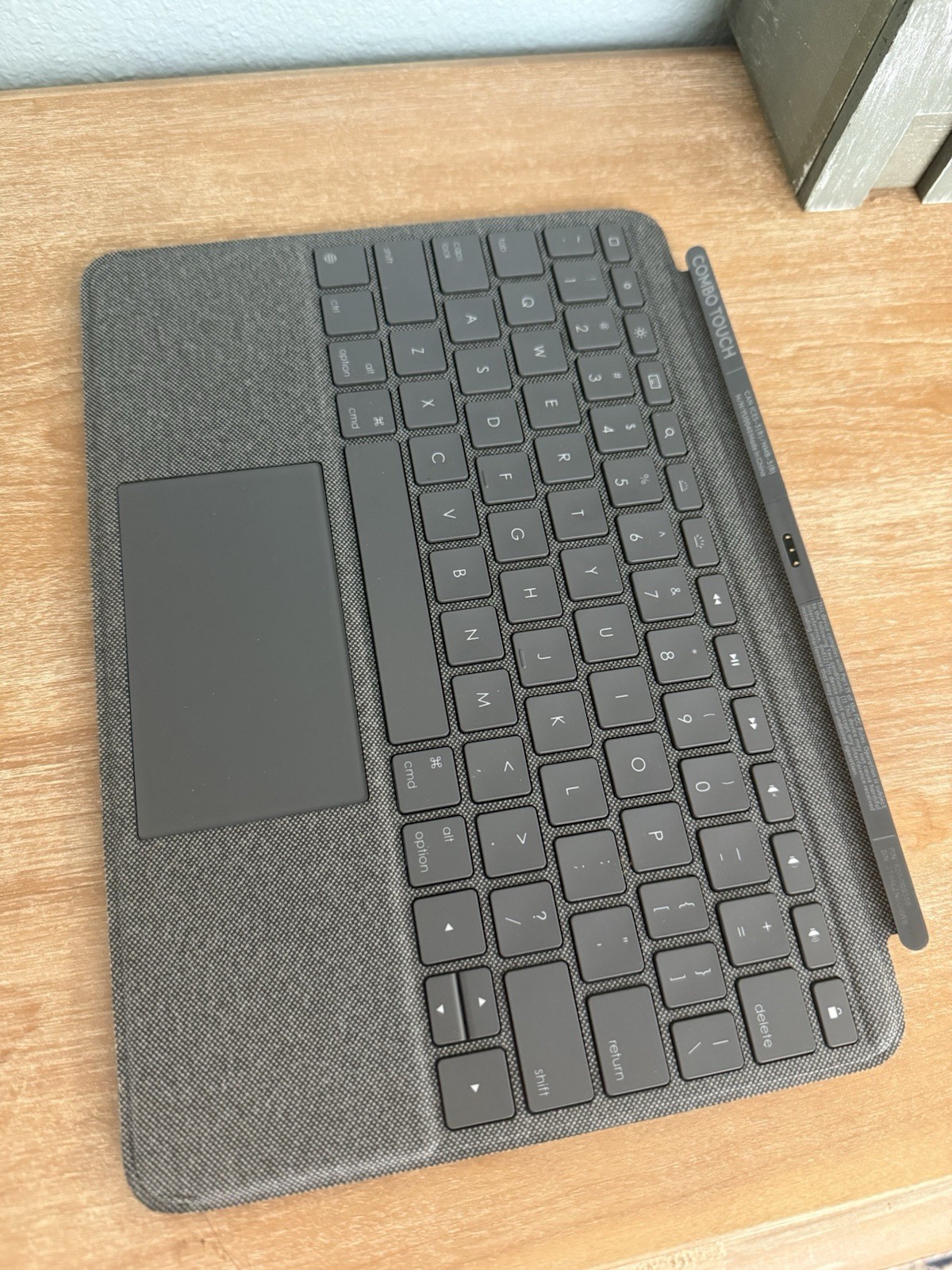 Logitech Combo Touch for iPad (7th, 8th and 9th generation) - 920-009608