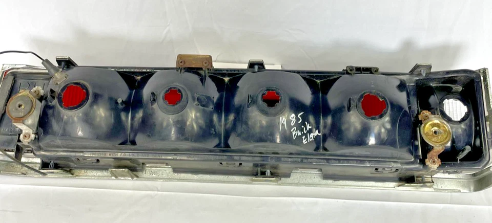 85 86 87 88 89 90 Buick Electra -Luz trasera lado pasajero- OEM Foto 4 de 4