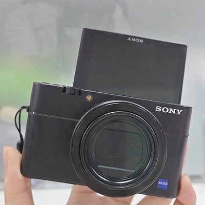 Sony Cyber-Shot RX100 VA 20.1 MP DSC-RX100 M5A Digital Camera 2.9x