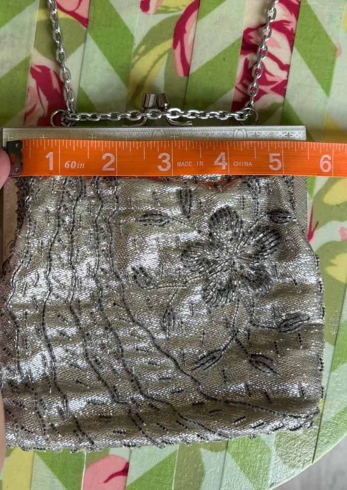 Impresionante Cartera de Colección Años 60 Plateada con Cuentas Cierre de Bloqueo Hecha en Hong Kong! Foto 3 de 4