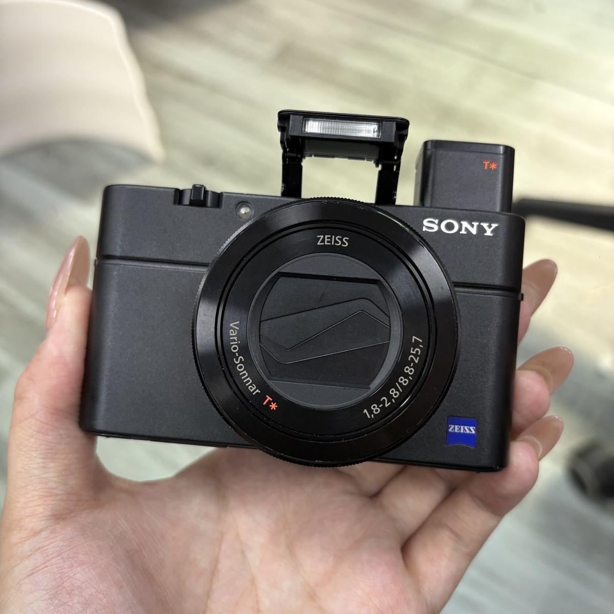 Sony DSC-RX100 III RX100 M3 20.1 MP SLR Digital Camera Built-in