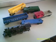 Mixed Lot of Lionel Train Cars & 1061 Steam Locomotive