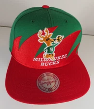 Milwaukee Bucks Mitchell Ness Hardwood Classic Green Red Snapback Sharktooth Hat