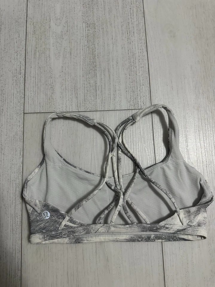 Sujetador Lululemon Free To Be Zen Breeze por White Light Cast Talla 4 Foto 2 de 4