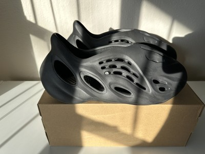 yeezy foam runner onyx size 12